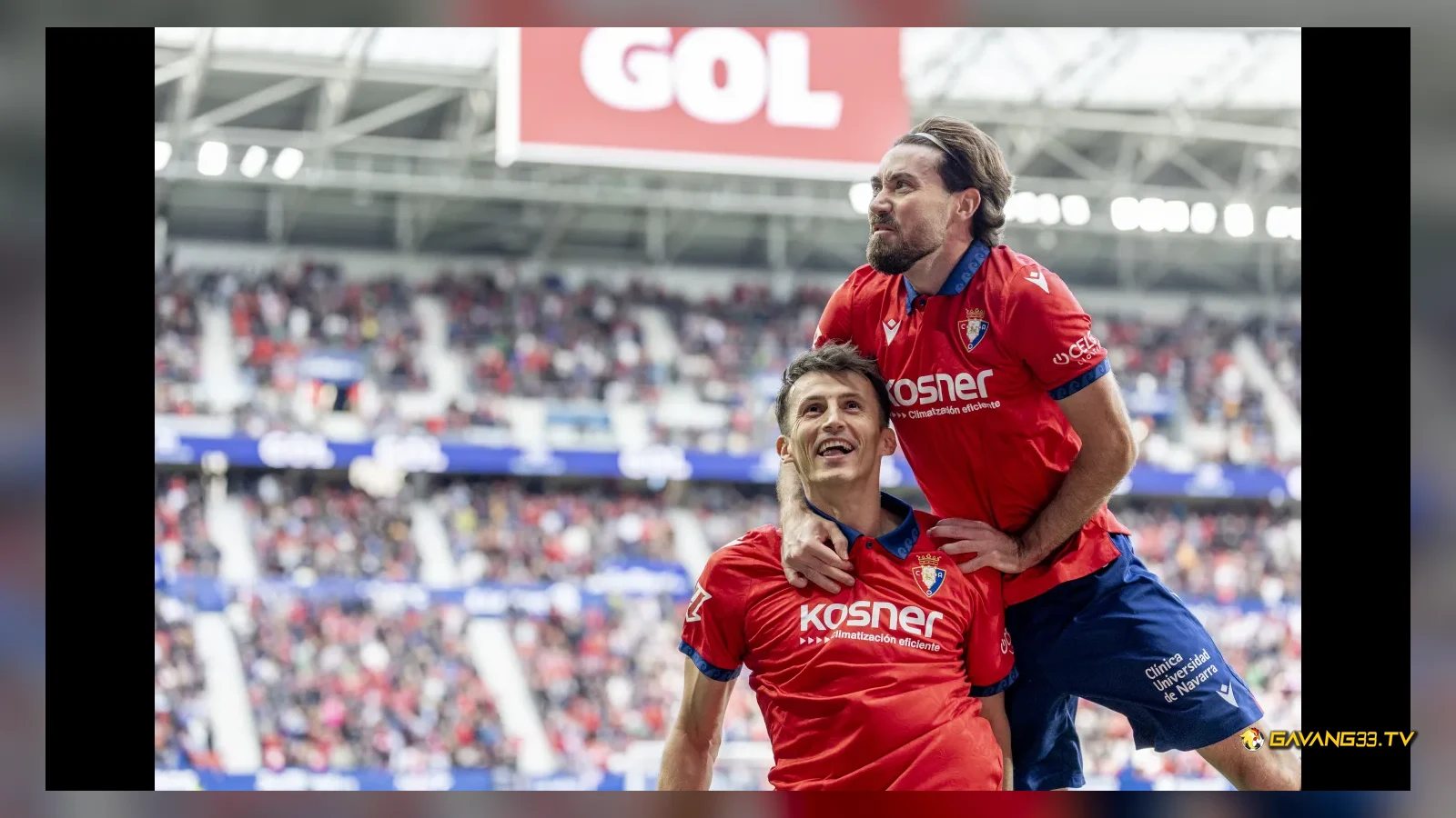 Cầu thủ Osasuna thi đấu và tập luyện trước trận đấu
